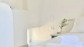 2 makuuhuonetta, silitysrauta/-lauta, vuodevaatteet