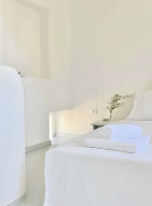 2 dormitorios, tabla de planchar con plancha, ropa de cama