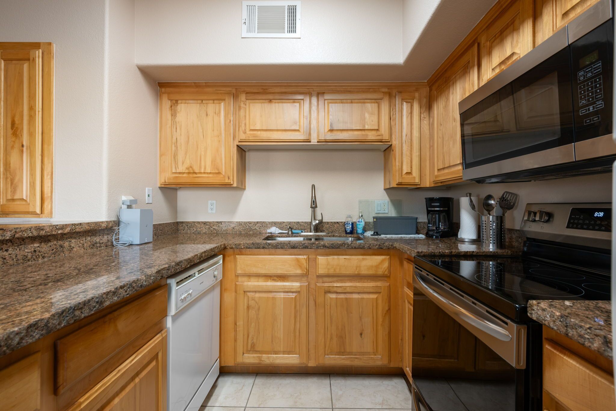 Microondas, horno, parrilla de estufa y lavavajillas 