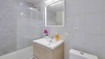 Ducha, secador de pelo, toallas