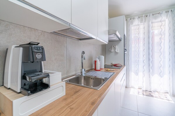 Kühlschrank, Mikrowelle, Ofen, Herdplatte