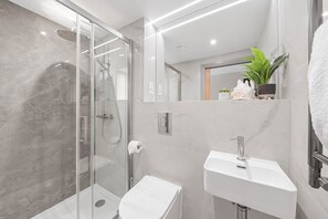 Dusche, Haartrockner, Handtücher