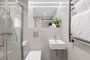 Shower, hair dryer, towels, shampoo - Studio 3 @ OneStay Maida Vale (London)