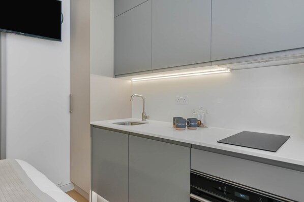 Kühlschrank, Mikrowelle, Ofen, Herdplatte