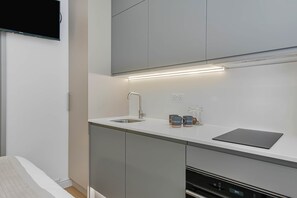 Fridge, microwave, oven, stovetop - Studio 2 @ OneStay Maida Vale (London)