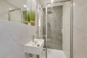 Dusche, Haartrockner, Handtücher, Seife