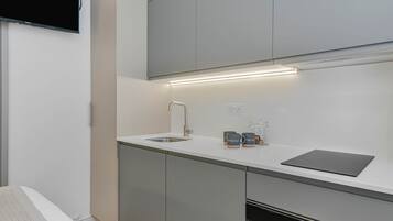 Frigorifero, microonde, forno, piano cottura