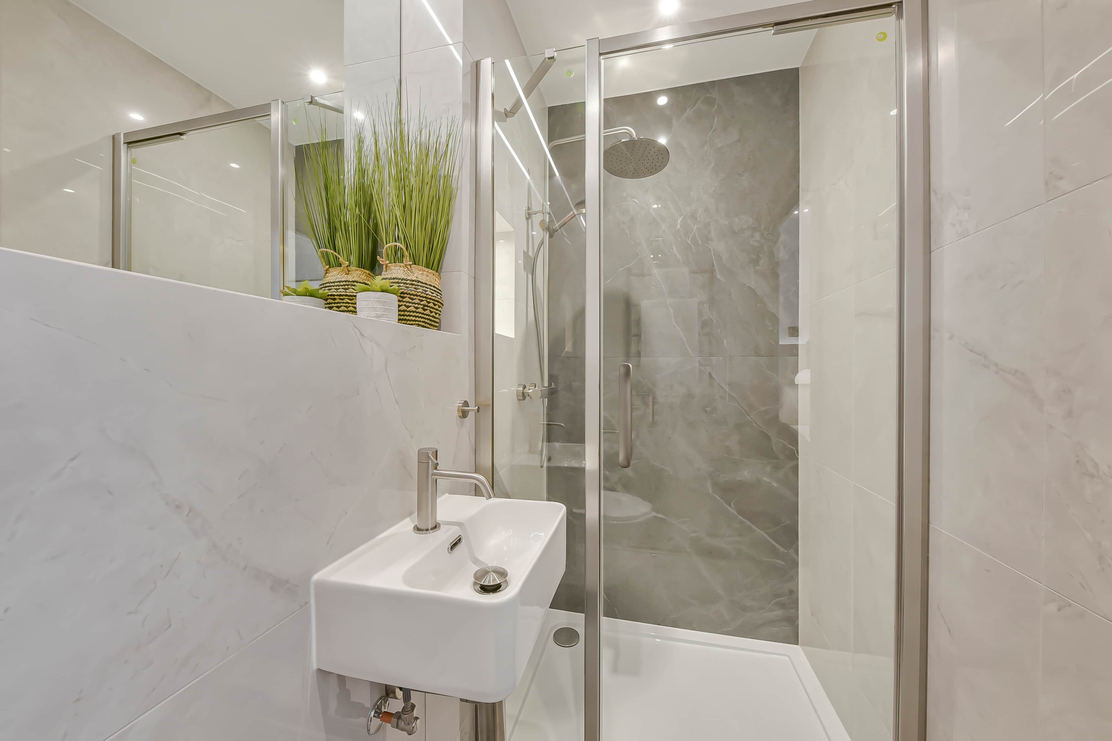 Dusj, hårføner, håndklær og såpe