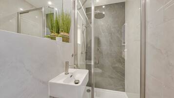 Dusj, hårføner, håndklær og såpe