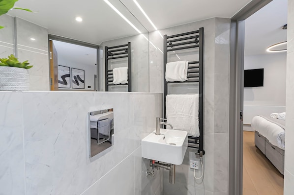 1 habitación, tabla de planchar con plancha, wifi gratis y ropa de cama