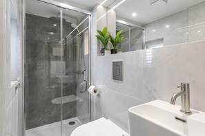 Dusche, Haartrockner, Handtücher, Seife