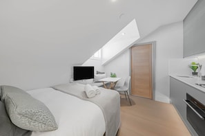 1 habitación, tabla de planchar con plancha, wifi gratis y ropa de cama