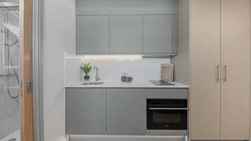 Geladeira, micro-ondas, fogão, cooktop