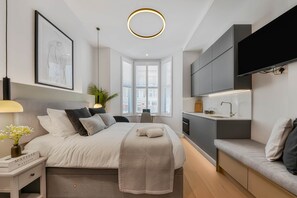 1 habitación, tabla de planchar con plancha, wifi gratis y ropa de cama