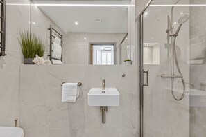 Douche, sèche-cheveux, serviettes fournies, savon