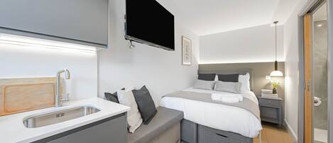 1 habitación, tabla de planchar con plancha, wifi gratis y ropa de cama