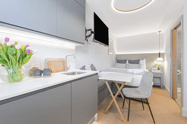 1 habitación, tabla de planchar con plancha, wifi gratis y ropa de cama 