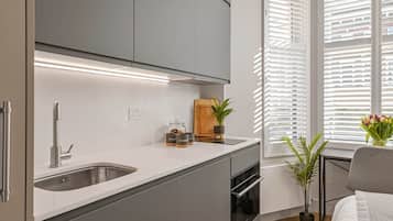 Køleskab, mikrobølgeovn, ovn, kogeplade