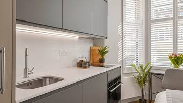 Kylskåp, mikrovågsugn, ugn och spishäll