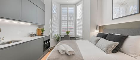 1 habitación, tabla de planchar con plancha, wifi gratis y ropa de cama