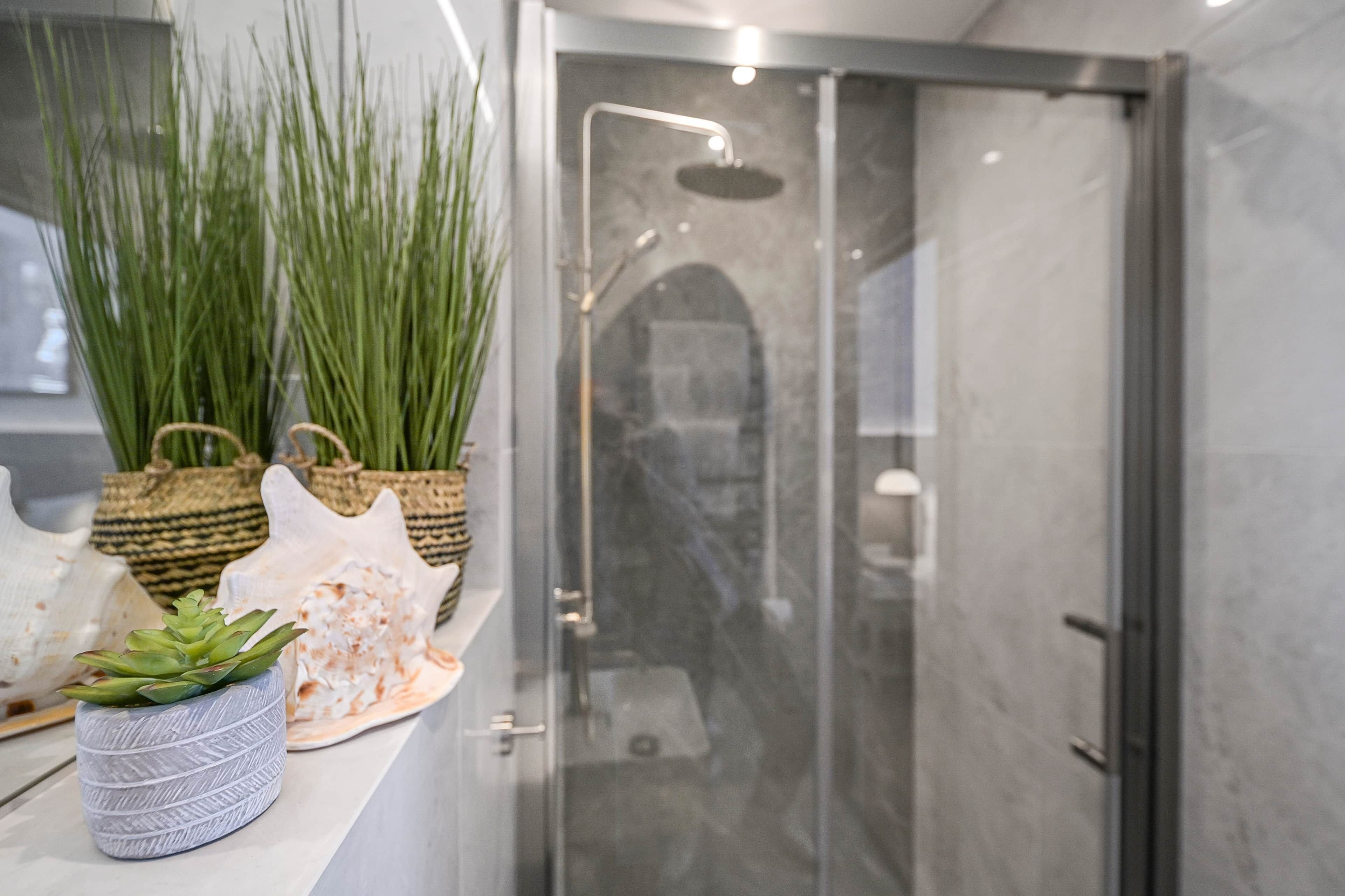 Een douche, een haardroger, handdoeken, zeep