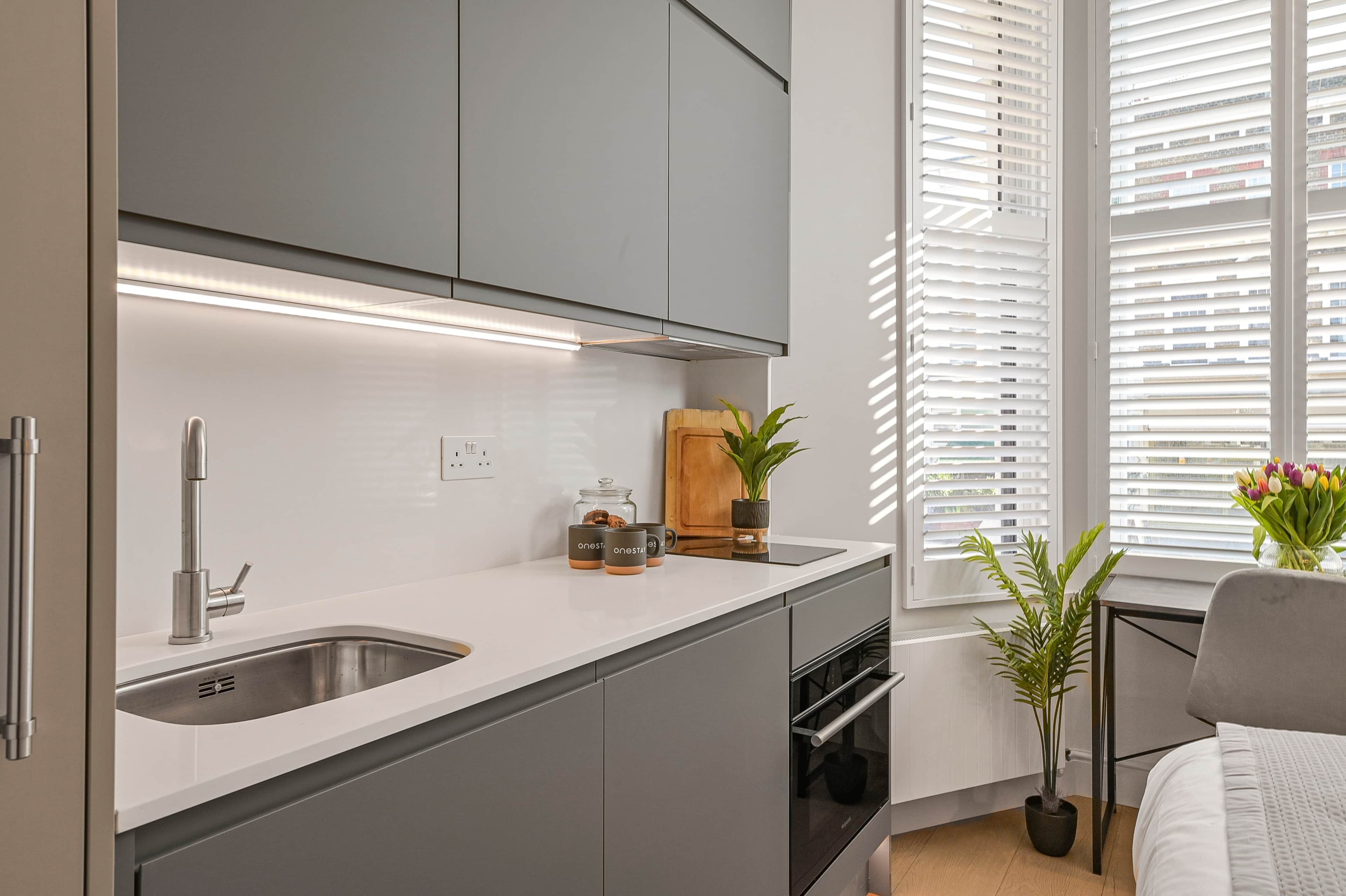 Een koelkast, een magnetron, een oven, een kookplaat