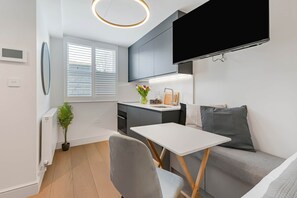 Interior - Studio 4 @ OneStay Maida Vale (London)
