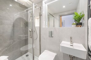 Douche, sèche-cheveux, serviettes fournies, savon