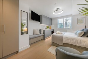 1 habitación, tabla de planchar con plancha, wifi gratis y ropa de cama