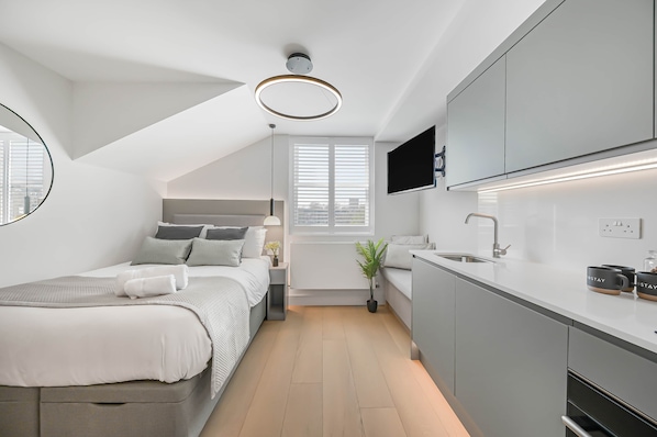 1 habitación, tabla de planchar con plancha, wifi gratis y ropa de cama