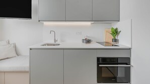 Una cocina moderna con horno integrado, pileta y encimera.