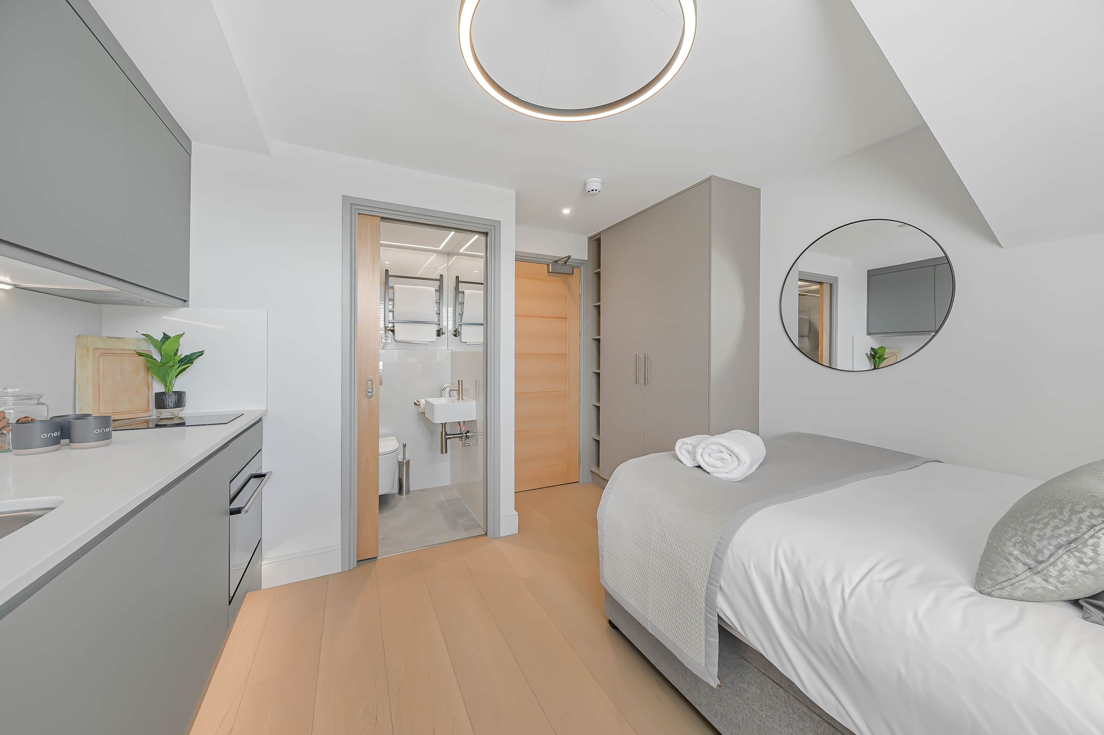 1 habitación, tabla de planchar con plancha, wifi gratis y ropa de cama 