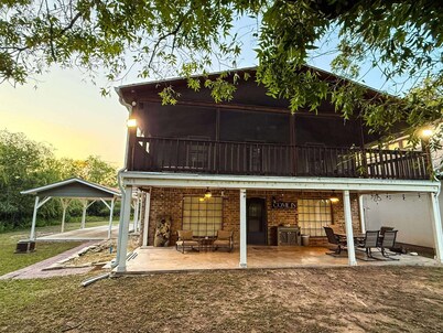 Agua Frio - Tranquil home with Las Moras Creek views