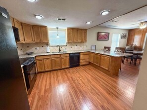 Micro-ondes, four, plaque de cuisson, lave-vaisselle