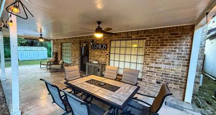 Agua Frio - Tranquil home with Las Moras Creek views