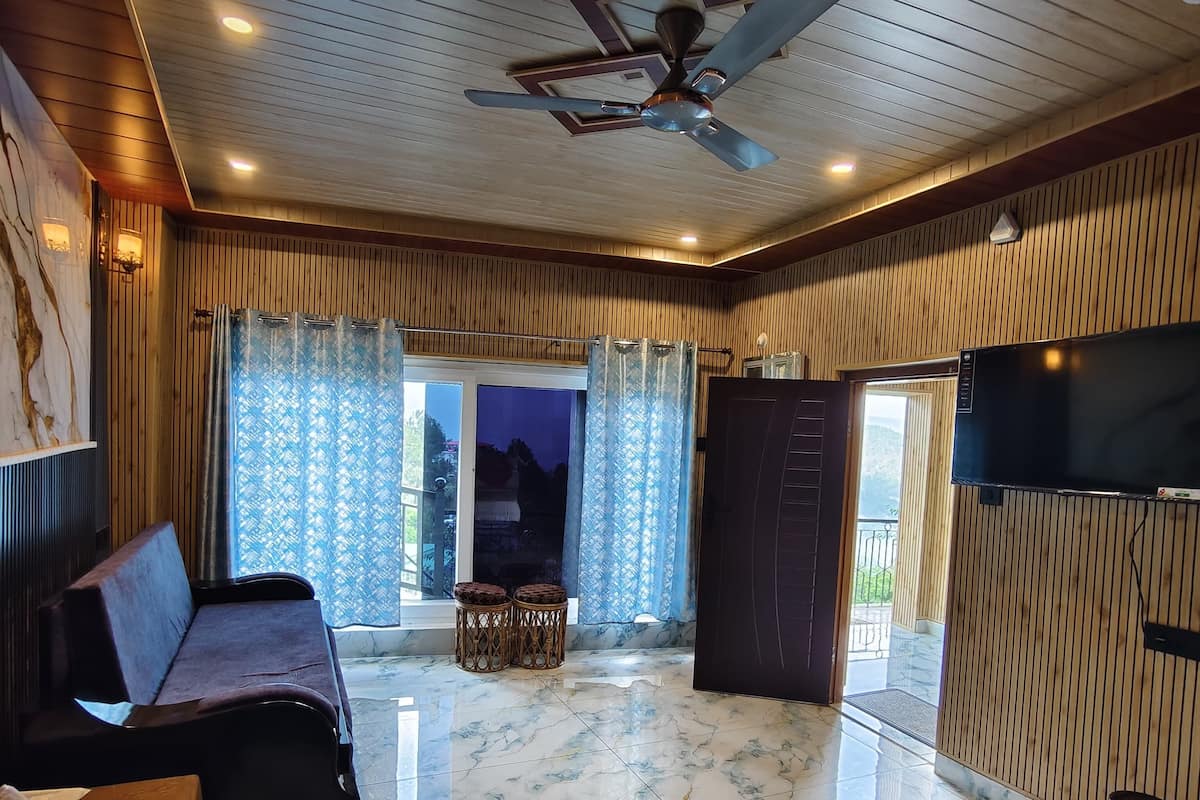 Luxury Double Room, Mountain View | Ruang tamu | Mainan, monitor komputer, pencetak