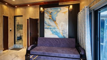 Super Deluxe 4 Bed | Living area | Toys, computer monitors, printers