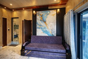 Super Deluxe 4 Bed | Khu phòng khách | Đồ chơi, màn hình máy tính, máy in 