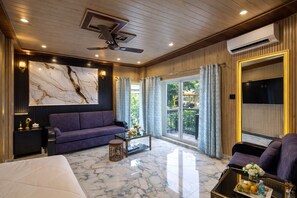 Đồ chơi, màn hình máy tính, máy in 