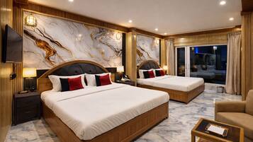 Luxe Twin kamer | Een kluis op de kamer, een bureau, een laptopwerkplek