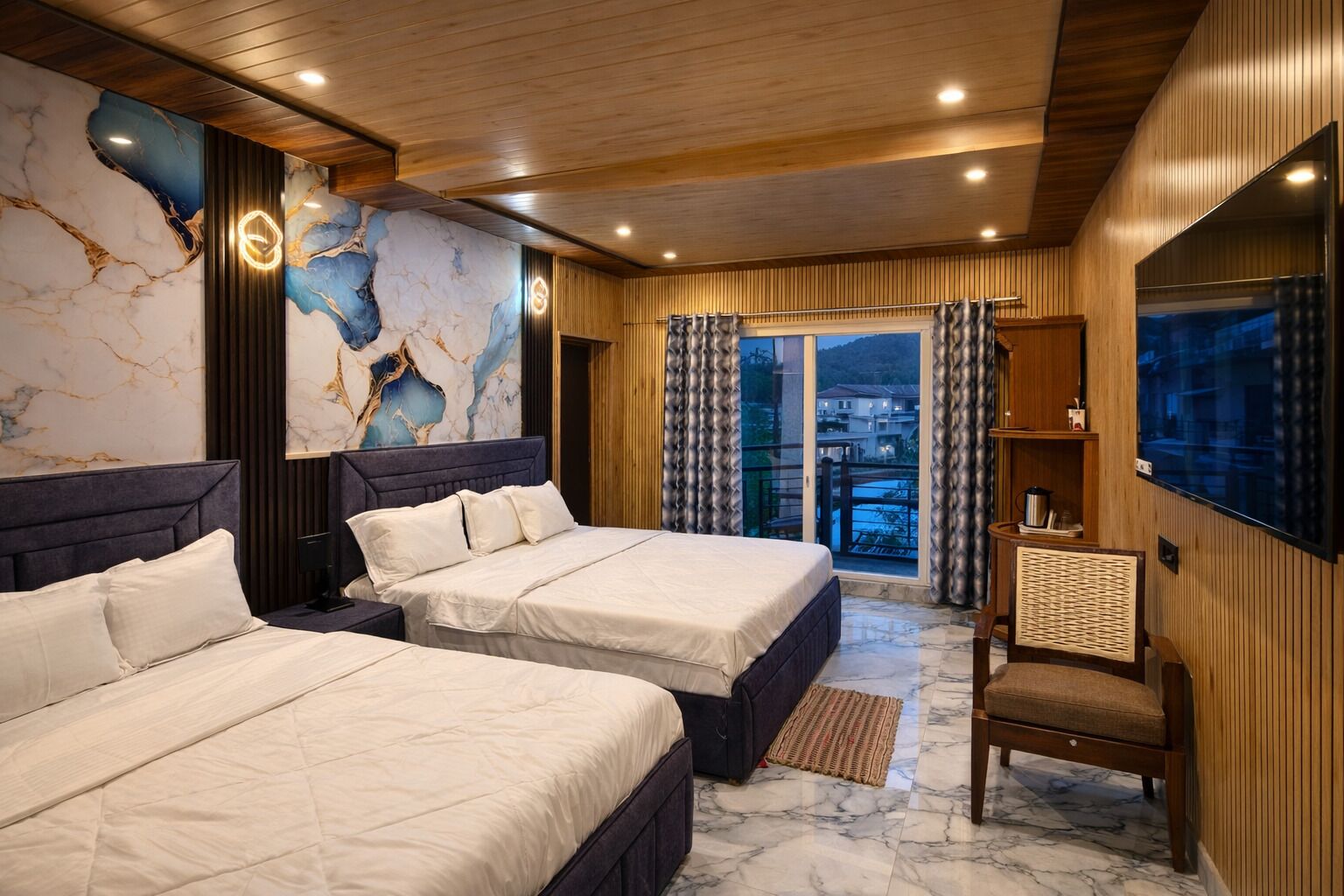 Super Delux 3 Bed | セーフティボックス (室内)、デスク、ノートパソコン用作業スペース、遮光カーテン