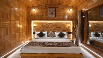 Luxe kamer | Een kluis op de kamer, een bureau, een laptopwerkplek