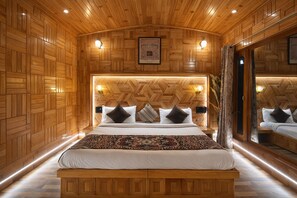 Cottage room | Een kluis op de kamer, een bureau, een laptopwerkplek