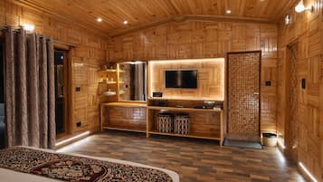 Cottage room | In-room safe, desk, laptop workspace, blackout drapes