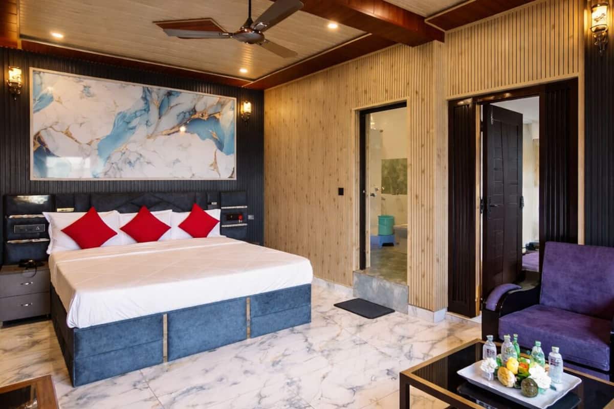 Habitació de luxe | Caixa forta a l'habitació i escriptori 