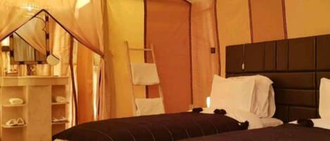 Decoración personalizada, escritorio, cunas gratuitas y ropa de cama