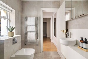 Regadera, secadora de cabello, toallas, jabón 