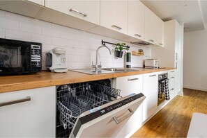 Microondas, horno, placa de cocina, lavavajillas