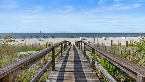 Cozy 3-bedroom Condo Comfy Living Space, Two Balconies, Outdoor Pool