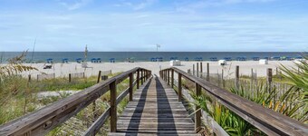 Cozy 3-bedroom Condo Comfy Living Space, Two Balconies, Outdoor Pool